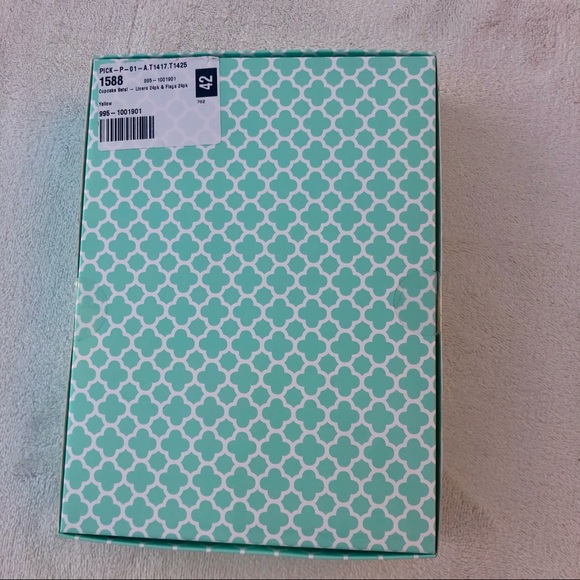 Cupcake Liners & Flags Set Chevron Print Yellow - Picture 3 of 3